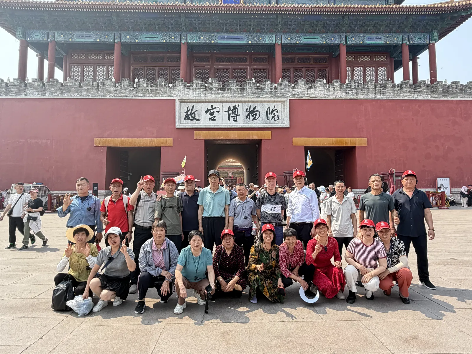 游客团队在故宫博物院前合影